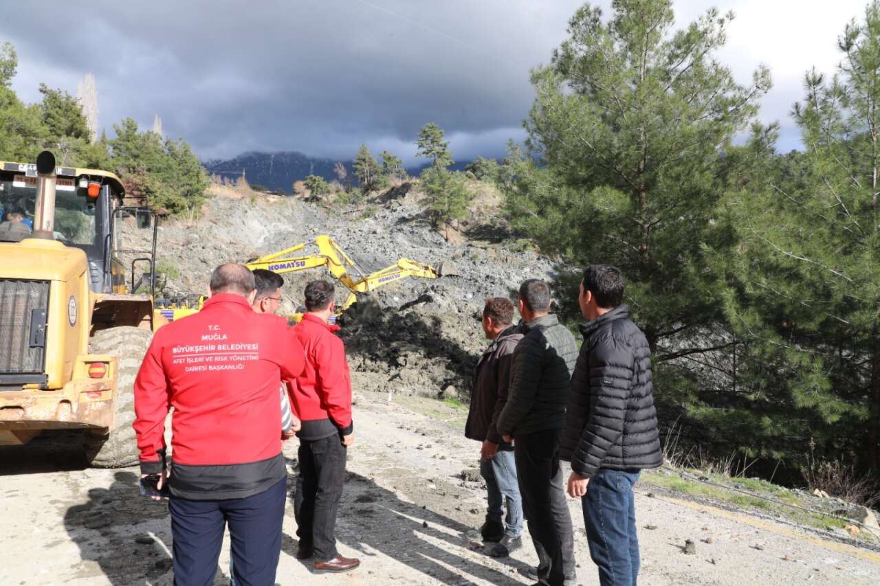 Büyükşehir’den Kapanan Mahalle Yoluna Acil Müdahale 3